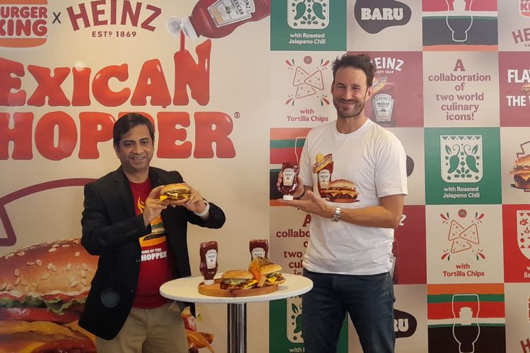 Acara peluncuran Heinz Mexican Burger dibuka oleh Managing Director Kraft Heinz Indonesia -
Papua New Guinea, Bob Rog (kanan ) bersama dengan President Director RBA Indonesia - Burger King & Popeyes, Sandeep Dey (kiri) di Jakarta (25/10/2023).