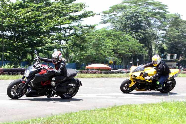 Two sport motorcycles similar to those encountered by Paspampres presidential bodyguards