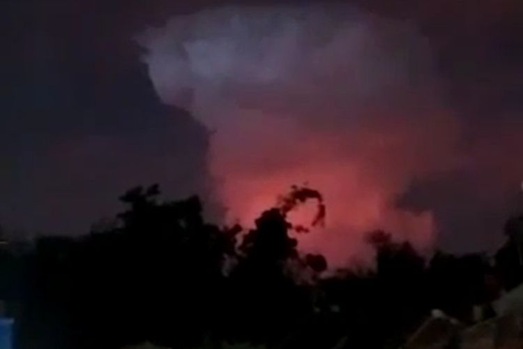 Potongan video viral Penampakan langit merah di puncak Gunung Welirang