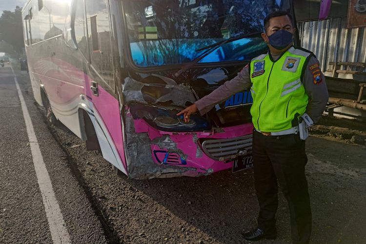 Polisi menunjukkan bekas tabrakan pada Bus Adimas, yang sempat terlibat kecelakaan beruntun di Jalan Raya jurusan Lamongan-Babat, Jumat (13/5/2022).