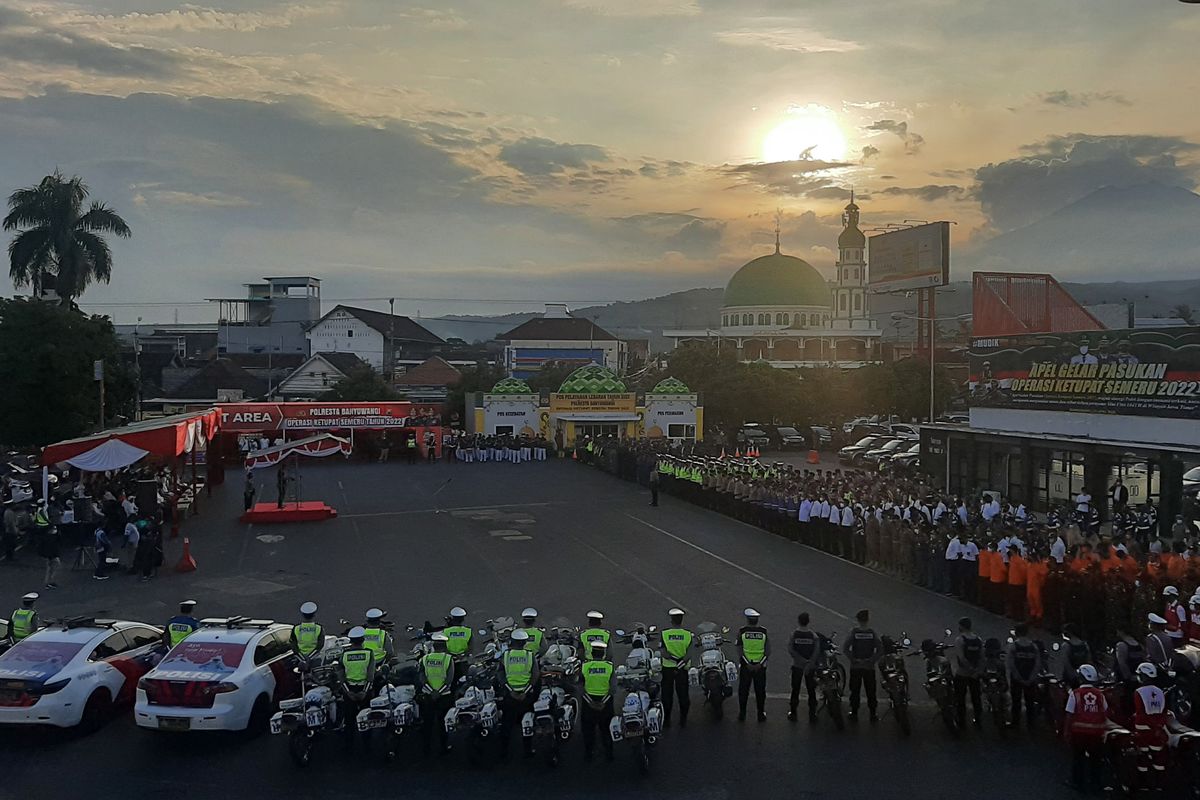 Gelar pasukan pengamanan perjalanan mudik Lebaran 2022 di Pelabuhan Ketapang, Kabupaten Banyuwangi, Jawa Timur, Jumat (22/4/2022).
