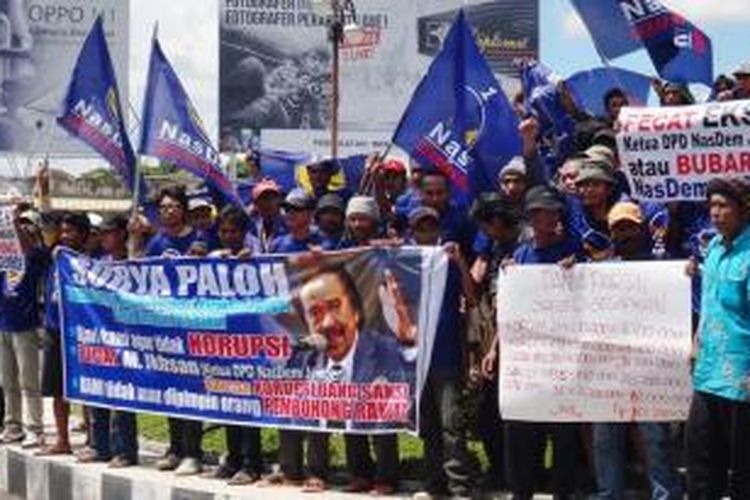 Ratusan Kader Partai NasDem Jember, Jawa Timur, berunjuk rasa menuntut ketua DPD Partai NasDem Jember, Mochammad Eksan, mundur dari jabatannya. Mereka menuding ketua Partai Nasdem itu menggelapkan dana saksi, Kamis (24/4/2014)