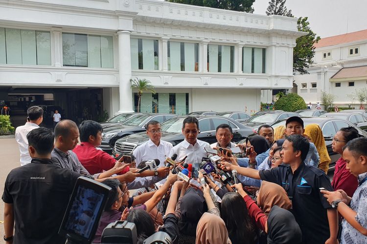 Kepala Sekretariat Presiden Heru Budi Hartono memberi keterangan soal mobil yang digunakan tamu negara saat pelantikan presiden dan wapres 2019-2024, di Istana Kepresidenan, Jakarta, Kamis (17/10/2019).