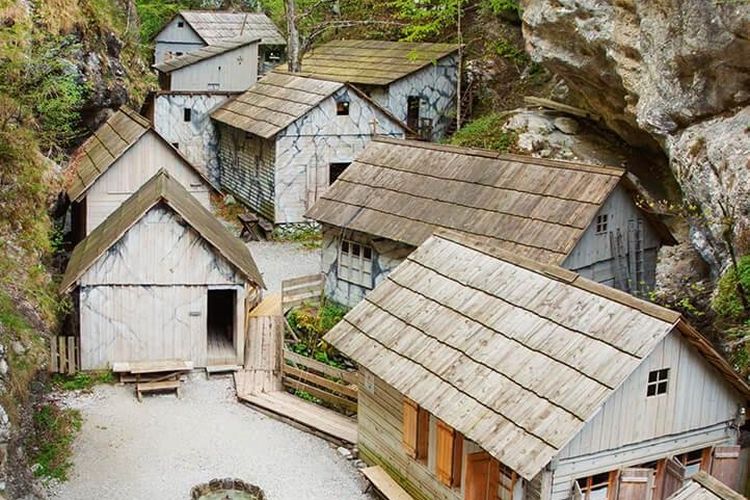 Rumah Sakit Gerilya Franja di Slovenia yang sudah menjadi museum. Pada Mei 1946, Franja secara resmi dibuka untuk pengunjung, dan dilindungi sebagai monumen pada tahun 1952. Ketika banjir hampir menghancurkannya sepenuhnya pada tahun 2007, Pemerintah Republik Slovenia mengambil keputusan tentang rekonstruksi lengkapnya.