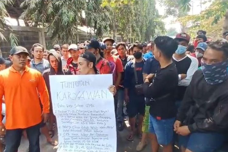Ratusan buruh PT Sonokeling Indah menggelar demonstrasi di depan pabrik, Selasa (8/10 /2024). Mereka menuntut pabrik pengolah kayu furniture di Desa Legok Kecamatan Gempol Kabupaten Pasuruan itu memberikan gaji sesuai UMK.