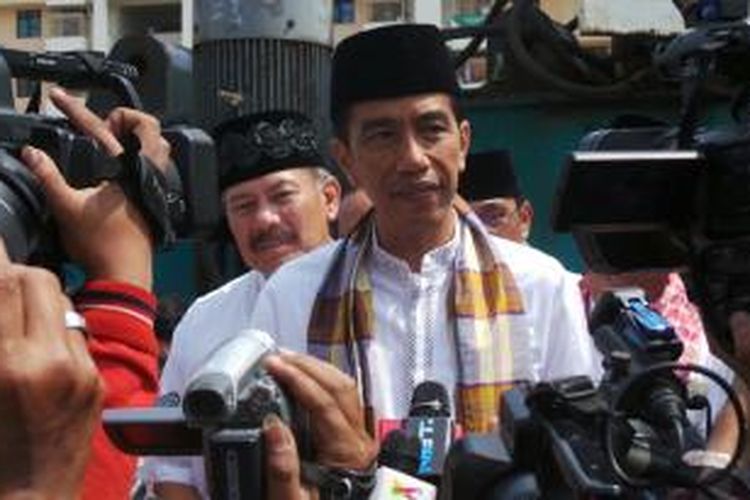 Gubernur DKI Joko Widodo saat meninjau pembangunan rumah susun Pulogebang, Jakarta Timur, Jumat (20/9/2013). Rusun itu diperuntukkan bagi warga bantaran Sungai Ciliwung.