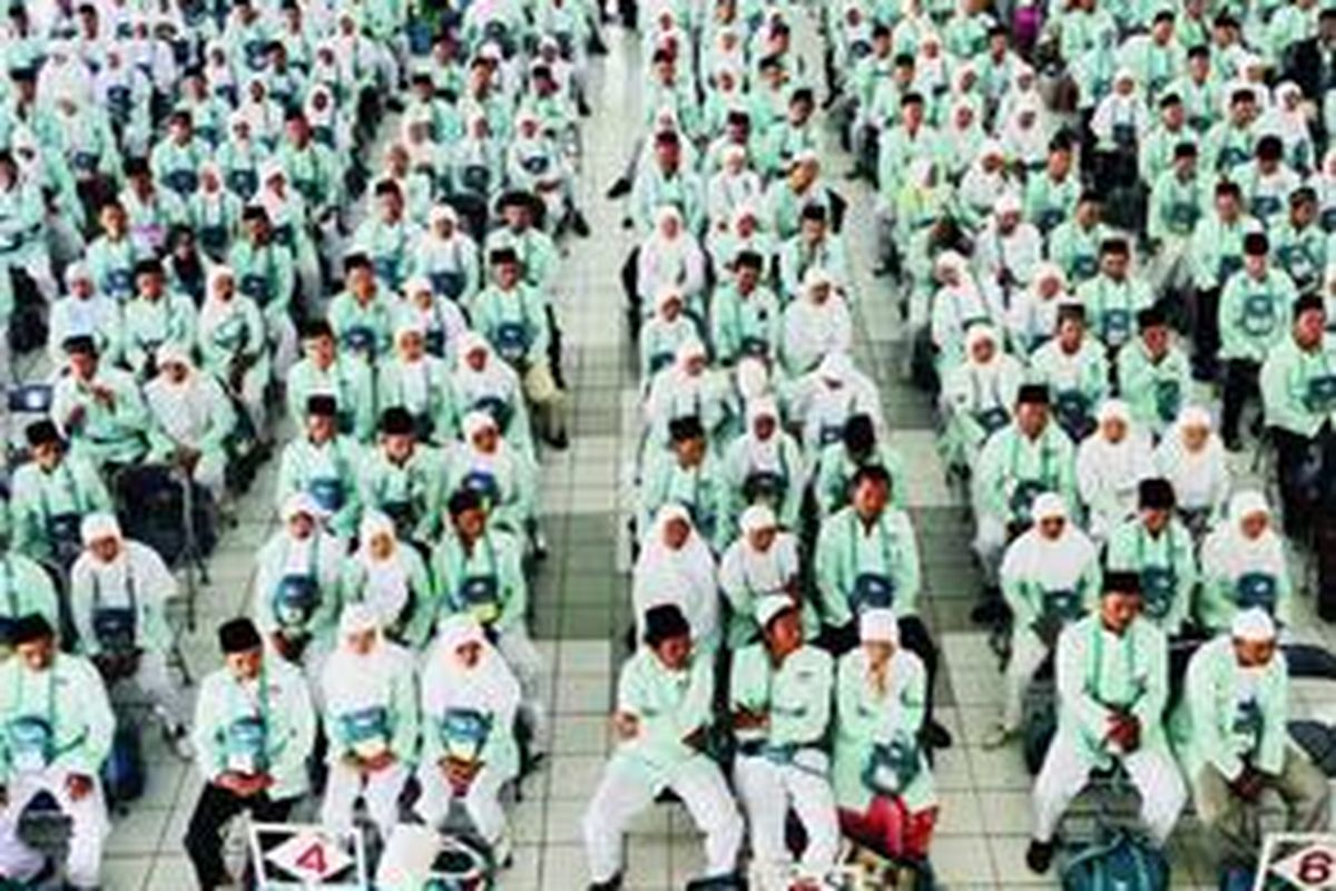 Jemaah haji asal Kabupaten Demak, Jawa Tengah, mendengarkan pengarahan dari petugas haji di Asrama Haji Donohudan, Boyolali, Jawa Tengah, Selasa (4/11). 