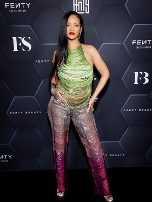 Rihanna tengah berpose  saat menghadiri acara Fenty Beauty & Fenty Skin di Los Angeles, California pada tanggal 11 Februari 2022.