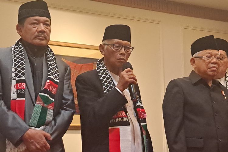 Ketua Umum Majelis Ulama Indonesia (MUI) Anwar Iskandar memberikan keterangan pers seusai Rapat Paripurna MUI di Hotel Aryaduta, Jakarta, Jumat (17/11/2023).
