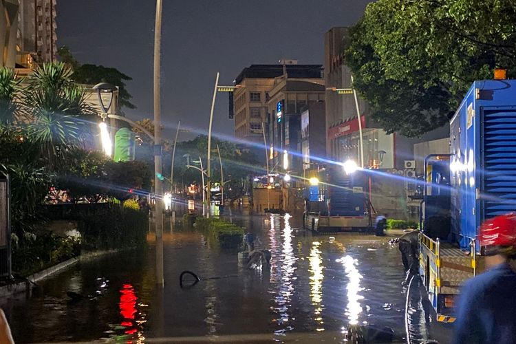 Hingga Kamis (30/10/2025) tengah malam, ruas Jalan Kemang Raya, Bangka, Mampang Prapatan, Jakarta Selatan, masih lumpuh akibat banjir.