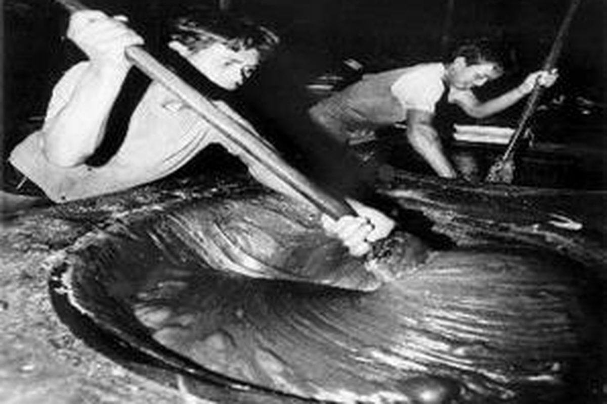 Untuk membuat penganan dodol khas Betawi, dibutuhkan waktu minimal lima jam untuk mengaduk adonannya sampai matang, agar hasilnya legit dan kenyal.