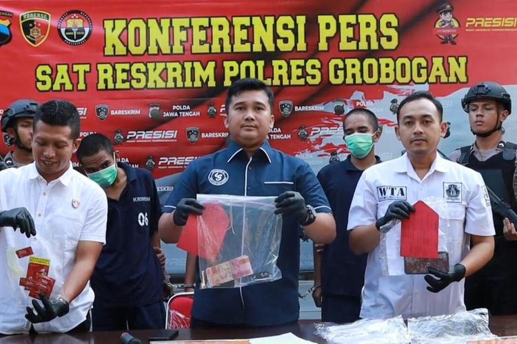 Satreskrim Polres Grobogan, Jawa Tengah menunjukkan tiga pemuda yang diketahui menjual pacarnya melalui aplikasi MiChat saat jumpa pers di Mapolres Grobogan, Jumat (2/6/2023)