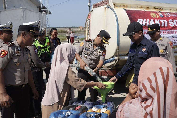 Masyarakat Alami Kekeringan, Polres Sampang Dropping 60.000 Liter Air Bersih