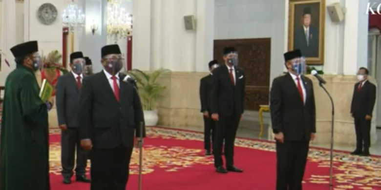 President Joko Widodo inaugurates six cabinet ministers and five deputy ministers at the State Palace on Wednesday, December 23. 