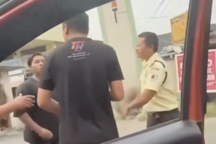 Diduga Emosi Gagal Salip Antrean, Sopir Angkot Rusak Mobil Pengendara di Bekasi