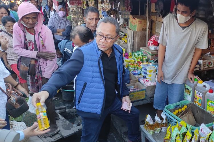 Menteri Perdagangan (Mendag) Zulkifli Hasan, saat membeli minyak goreng di Pasar Naikoten Kupang, Nusa Tenggara Timur (NTT) dan dibagikan kepada warga setempat, Sabtu (30/7/2022)  Mendag Zulhas klaim harga telur ayam sudah mulai turun.