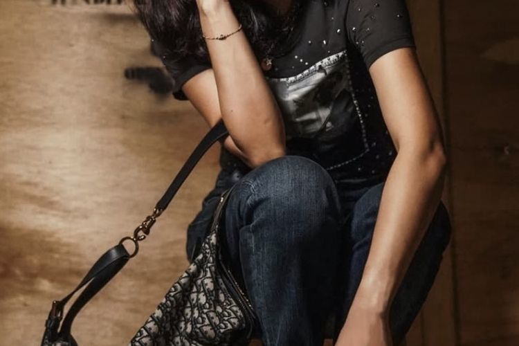 Dian Sastro mengenakan outfit yang membuatnya tampak awet muda.