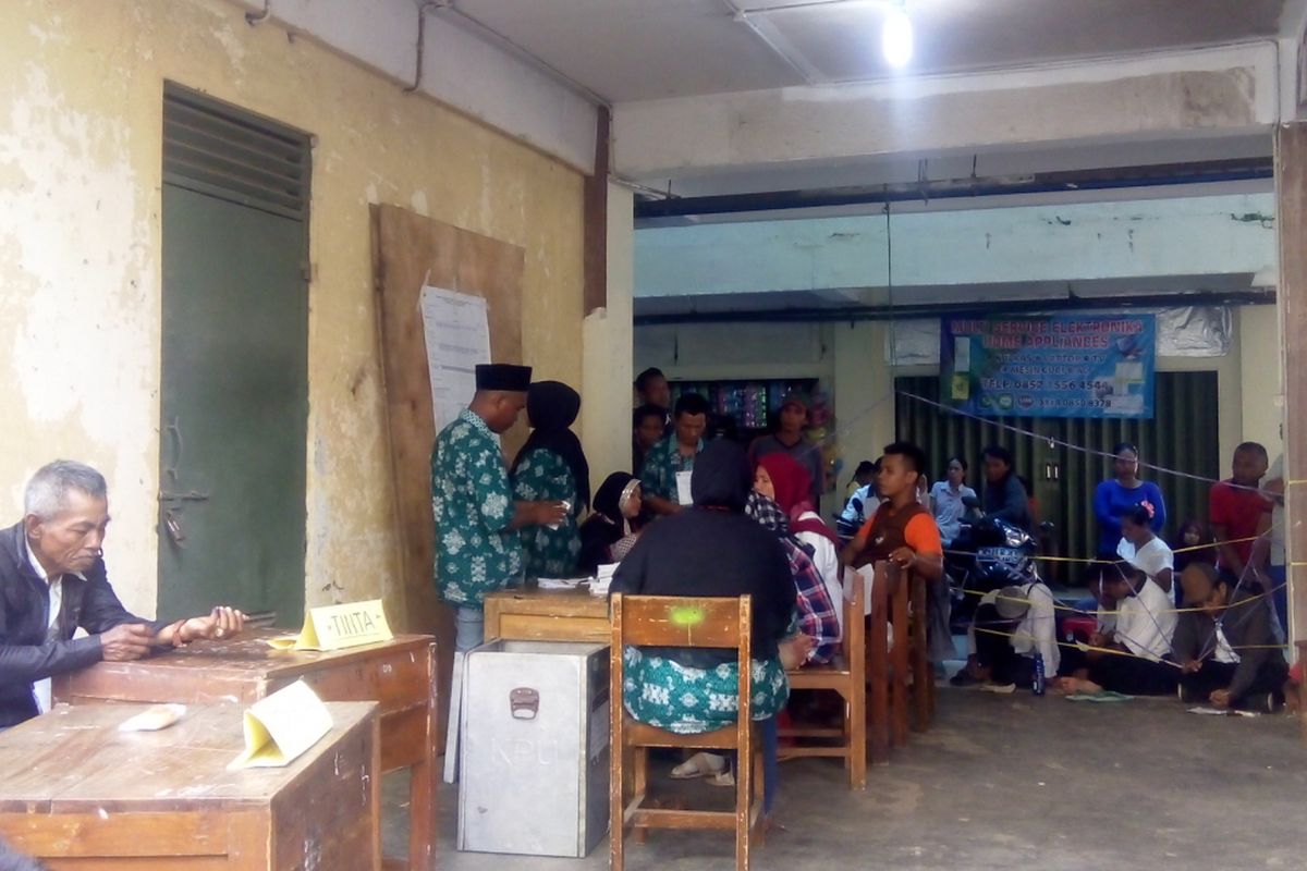 Penghitungan suara di TPS 30 Blok C Rusunawa Marunda, Jakarta, Rabu (19/4/2017). Pasangan calon nomor urut tiga Anies-Sandi menang di TPS ini, dengan skor 395