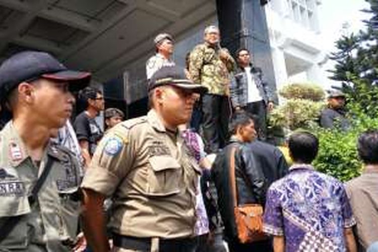 Sebanyak 1.000-an aparat sipil negara (ASN)  menjaga ketat kantor Dinas Peternakan (Disnak)  Jawa Barat seiring rencana eksekusi kantor tersebut, Kamis (14/7/2016).