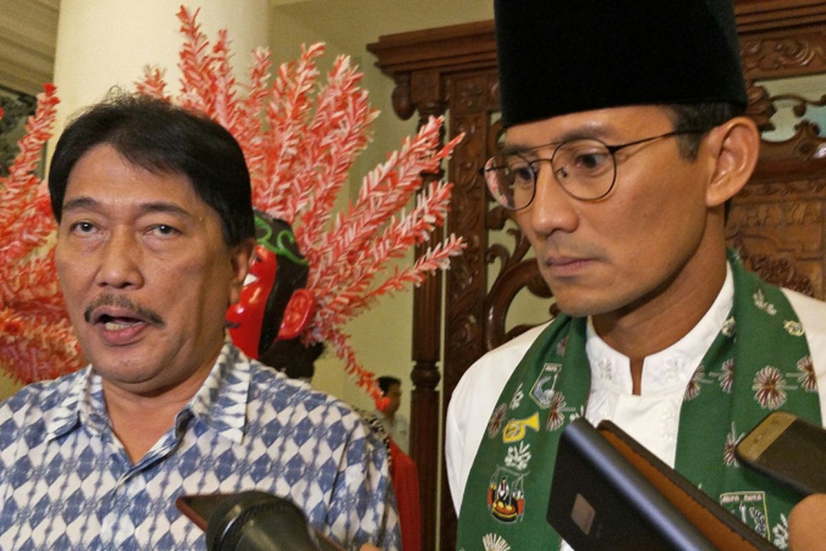Wakil Gubernur DKI Jakarta Sandiaga Uno (kanan) Ketua Tim Koordinasi dan Supervisi Pencegahan KPK Adlinsyah Nasution (kiri) di Balai Kota DKI Jakarta, Kamis (9/11/2017).