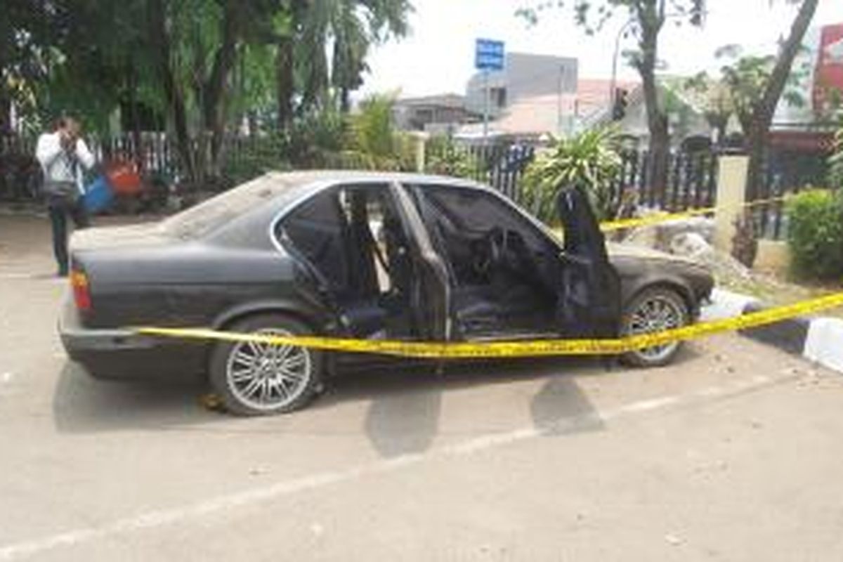 Mobil BMW diamankan di Mapolsek Pulogadung, Jakarta Timur, Sabtu (24/10/2015). Di dalam mobil inilah, Wiliyanto (30), ditemukan tewas saat mobil tengah menjalani perbaikan di Andri Motor Servis, Jalan Pulo Asem Utara Raya, Pulogadung, Jakarta Timur. 
