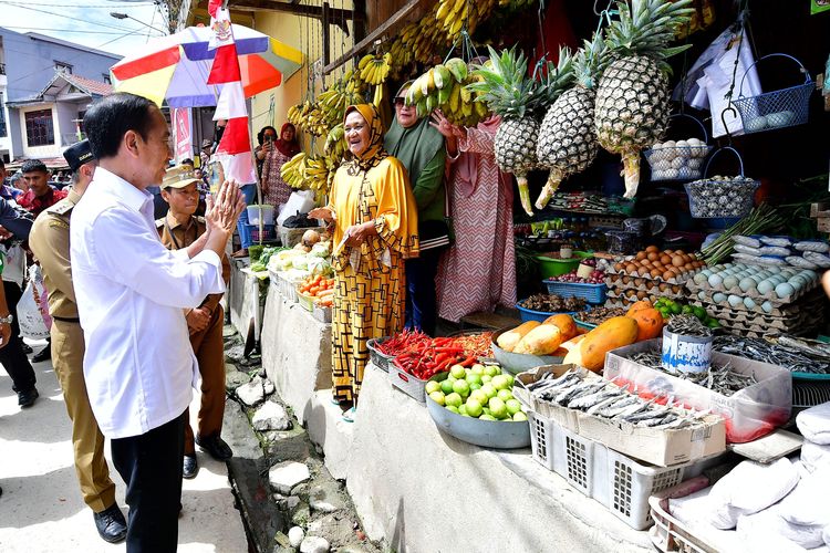 Presiden Joko Widodo meninjau Pasar Tumpah Mamasa, Kabupaten Mamasa, Provinsi Sulawesi Barat, Selasa (23/4/2024). Dalam tinjauannya, Jokowi melihat harga-harga bahan pokok di pasar tersebut. 