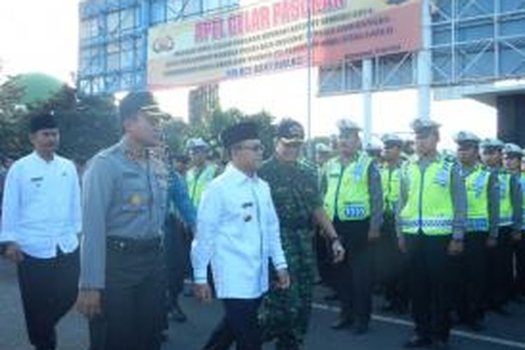 Apel Gelar Pasukan Operasi Ketupat Semeru 2014 di halaman parkir ASDP Pelabuhan Ketapang Banyuwangi Senin (21/7/2014)