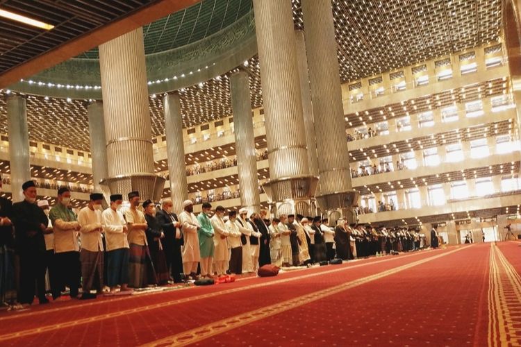 Suasana shalat Idul Fitri 1 Suawal 1443 H di Masjid Istiqlal, Jakarta, Senin (2/2/2022). 