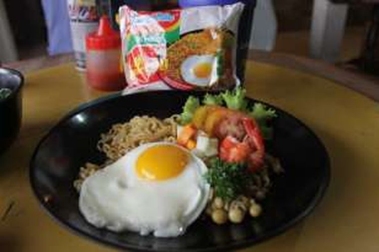 Seporsi mi goreng yang disajikan mirip dengan gambar di bungkusnya bisa Anda nikmai di Warung Telap12, Pandeyan, Yogyakarta