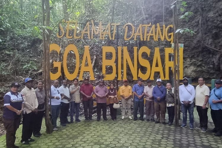 Pemprov Papua Barat mengunjungi Gua Binsari di Distrik Biak Kota, Kampung Sumberker, Papua Barat, Jumat (20/9/2024). 