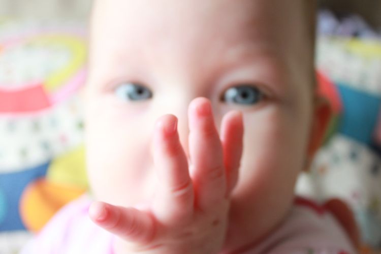 Menghisap jempol adalah kebiasaan yang tumbuh sedari bayi.