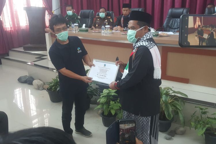 Penyerahan donasi penanganan Covid-19 dari Djumhur AB, perwakilan tujuh koperasi kopi yang juga ekportir di Kabupaten Bener Meriah, Aceh (2/4/2020).