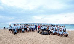 Hari Laut Sedunia, Merusaka Nusa Dua Gelar Aksi Pungut Sampah di Pantai Mengiat