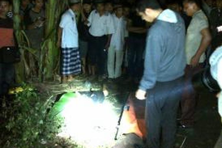 Penemuan mayat dengan tubuh terikat tali jemuran gegerkan warga Getap Timur, Kelurahan Cakra Selatan Baru, Kecamatan Cakranegara, Kota Mataram, Sabtu (19/7/2014) malam. 