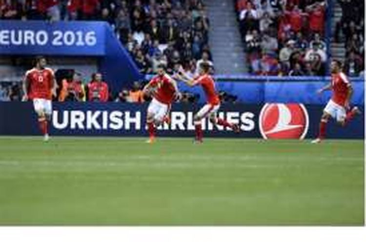 Para pemain Swiss melakukan selebrasi setelah penyerang Admir Mehmedi (2 dari kiri) mencetak gol ke gawang Rumania pada pertandingan penyisihan Grup A Piala Eropa 2016 di Stadion Parc des Princes, Paris, Rabu (15/6/2016).