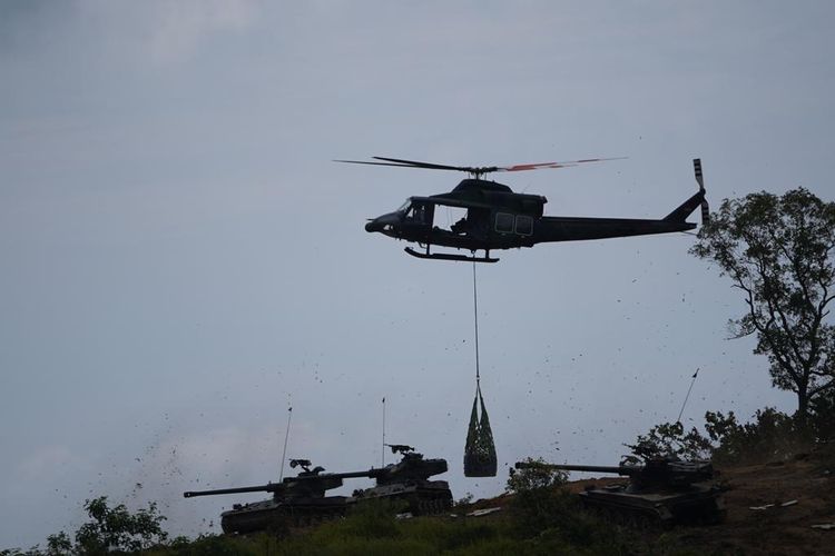 Aksi sejumlah alat utama sistem persenjataan (alutsista) mewarnai latihan puncak antar kecabangan Batalyon Tim Pertempuran Yonif 611/Awang Long (Awl) di Pusat Latihan Tempur (Puslatpur) Amborawang, Kalimantan Timur. Senin (5/12/2022).