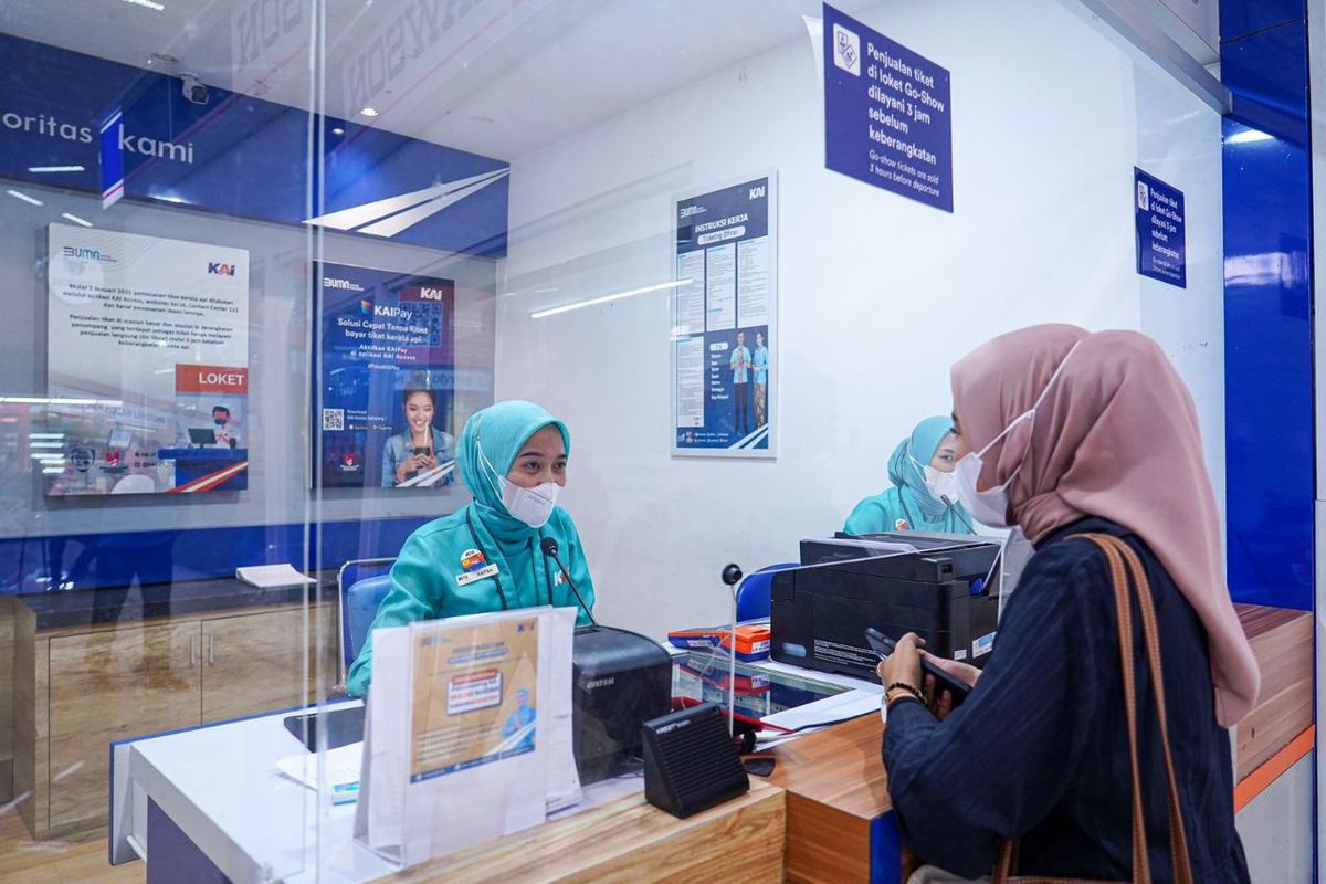 Ilustrasi loket stasiun. Cara membatalkan tiket KA di loket stasiun. Daftar loket stasiun yang melayani pembatalan tiket kereta jarak jauh antarkota.