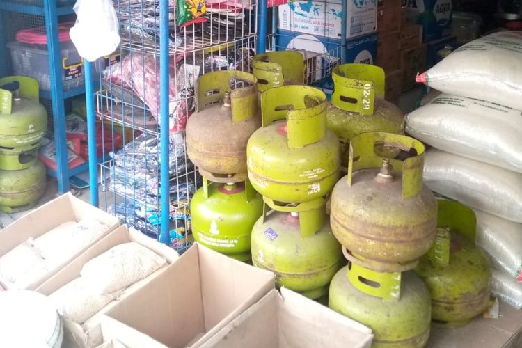 Tabung gas elpiji 3 kilogram di warung kota Wonosari, Gunungkidul