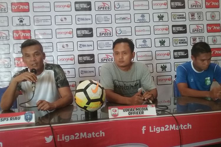 Pelatih PSPS Riau, Hendri Susilo, saat jumpa pers dengan wartawan. Kompas.com/Slamet Priyatin