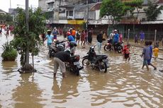 Usai Sekolah, Anak-anak Ini Bantu Korban Banjir