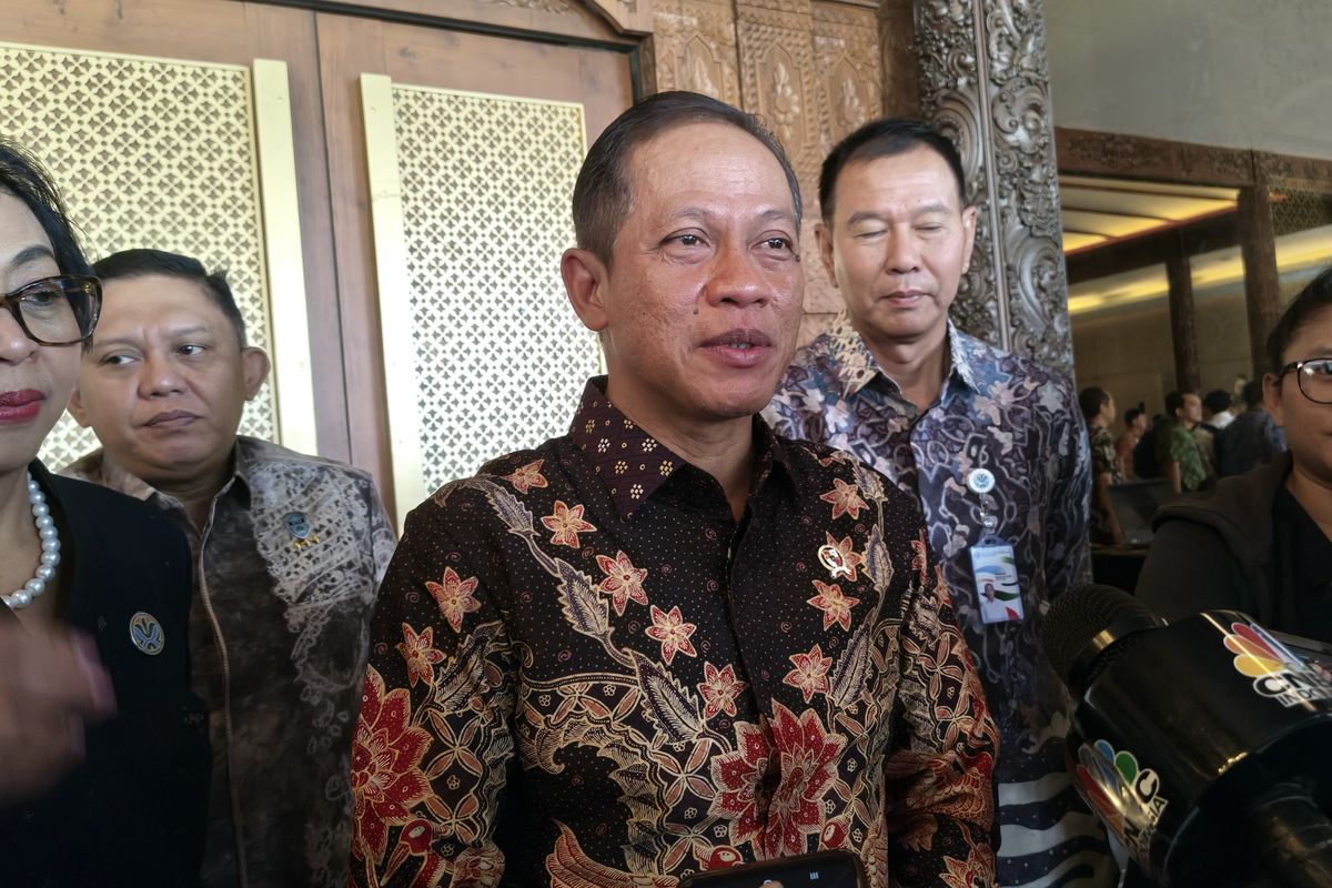Menteri Lingkungan Hidup, Hanif Faisol Nurofiq, menyampaikan keterangannya kepada wartawan, di Jakarta Timur, Senin (20/10/2025). 