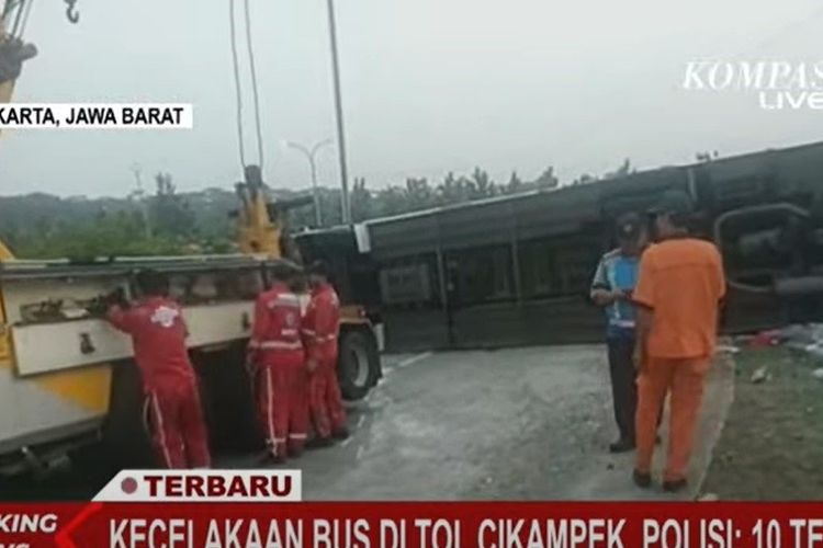 Kecelakaan bus terjadi di Tol Cipali, Jawa Barat, Jumat (15/12/2023). Sebanyak 12 orang dikabarkan meninggal dunia dalam kejadian ini.