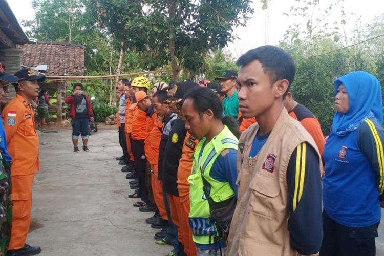 Petugas Gabungan yang Mencari Marto Markiyem (72) yang Hilang di Hutan Wonosadi, Kecamatan Ngawen, Gunungkidul, Yogyakarta