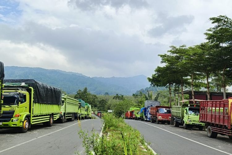 Antrean Truk Mengular di SPBU Kepahiang, Sopir Rela Bermalam Demi Solar Subsidi