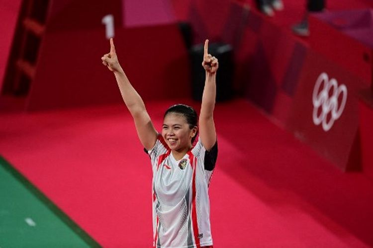 Greysia Polii melakukan selebrasi seusai berhasil meraih medali emas ganda putri Olimpiade Tokyo 2020 bersama Apriyani Rahayu pada 2 Agustus 2021. Greysia Polii memutuskan gantung raket atau pensiun pada Juni 2022.