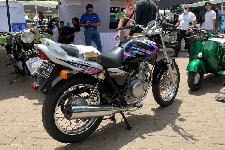 Suzuki Thunder 250 warna ungu di Otobursa Tumplek Blek 2022