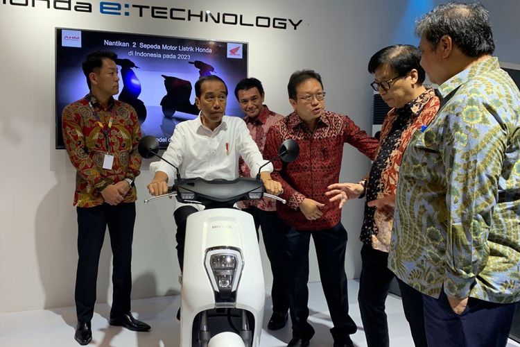 Presiden Joko Widodo menyempatkan mampir ke booth PT AHM di IIMS 2023, sekaligus mencoba calon motor listrik perdana Honda EM-1 e: di JIEXPO, Kemayoran, Jakarta Pusat, Kamis (16/2/2023)