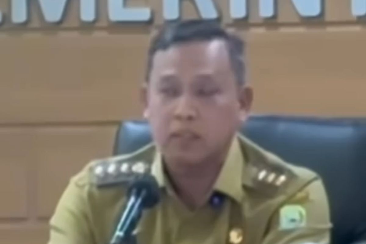 Wali Kota Bekasi Tri Adhianto saat rapat bersama jajarannya.