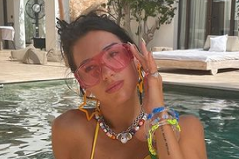 Dua Lipa Berpose Pakai Bikini 