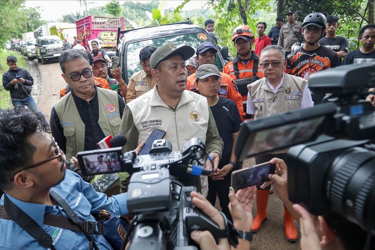 Wakil Ketua DPR Cucun Ahmad Syamsurijal turun langsung ke lokasi bencana di Sukabumi untuk memastikan penanganan cepat pasca-longsor dan banjir, Jumat (6/12/2024).